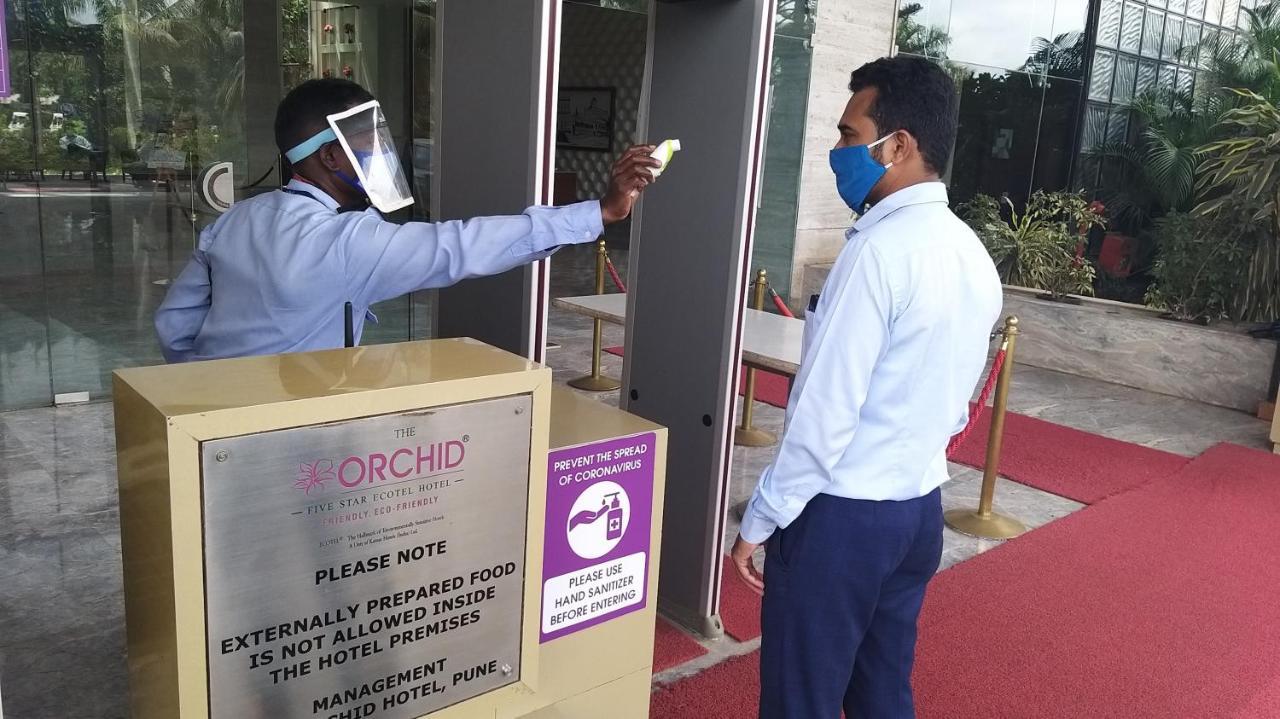 The Orchid Hotel Hinjewadi Púna Exteriér fotografie Temperature check at the entrance of a hotel in India