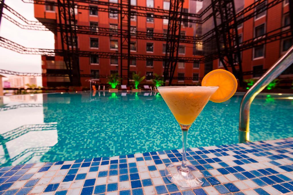 The Orchid Hotel Hinjewadi Púna Exteriér fotografie The swimming pool at the hotel
