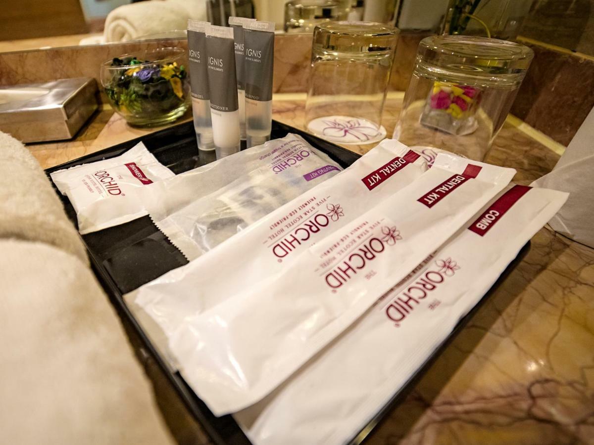 The Orchid Hotel Hinjewadi Púna Exteriér fotografie A tray of amenities in a hotel bathroom