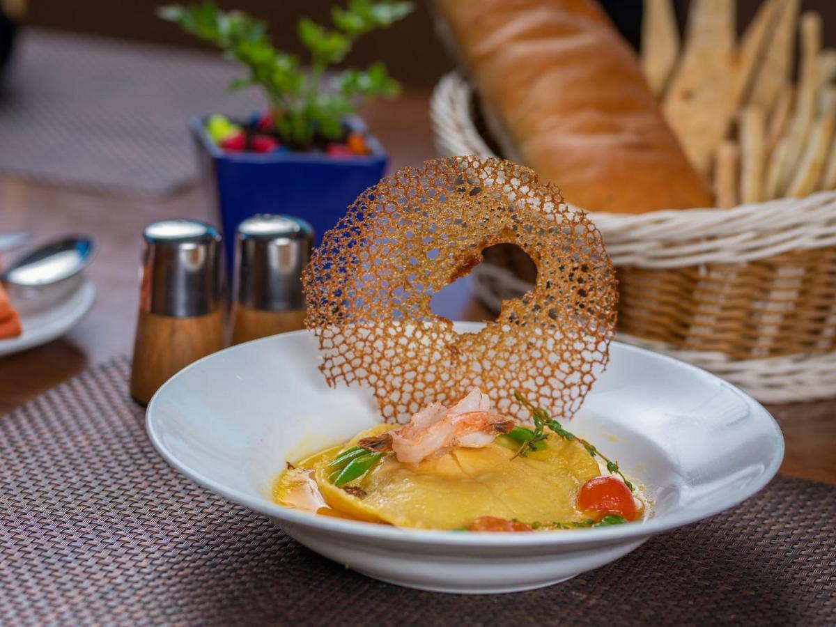 The Orchid Hotel Hinjewadi Púna Exteriér fotografie A prawn and mango salad