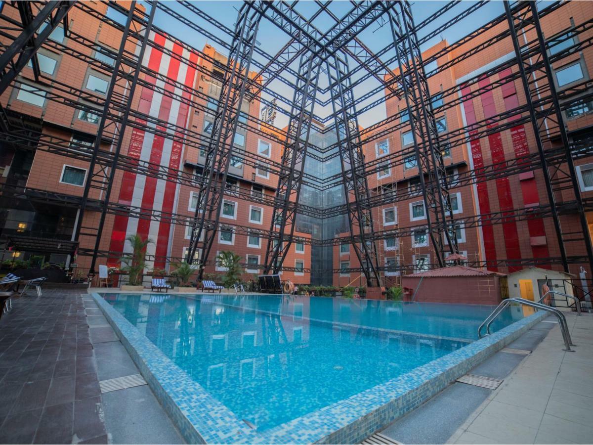 The Orchid Hotel Hinjewadi Púna Exteriér fotografie Swimming pool at the University